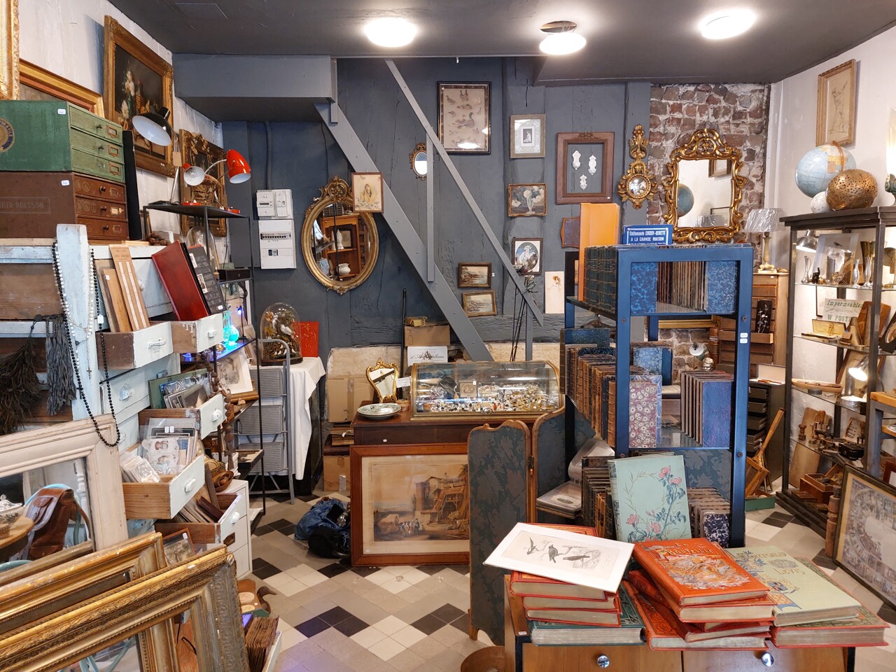 un salon des antiquaires géant s'est installé au Zénith de Strasbourg ce matin