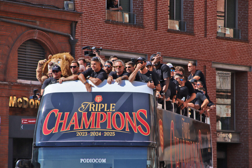 Les joueurs du Stade Toulousain dans un bus sérigraphié pour leurs exploits, lors de leur arrivée place du Capitole
