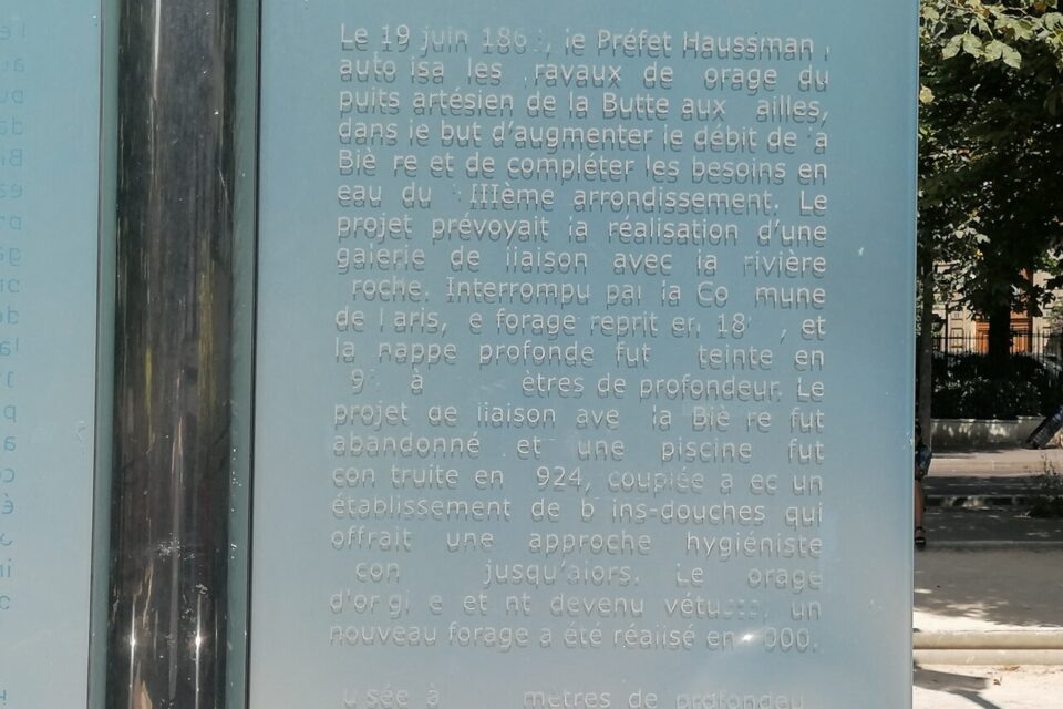 Un panneau retrace l'histoire de cette fontaine du quartier de la Butte-aux-Cailles. Des origines sous le Second Empire à sa rénovation en 1999. 