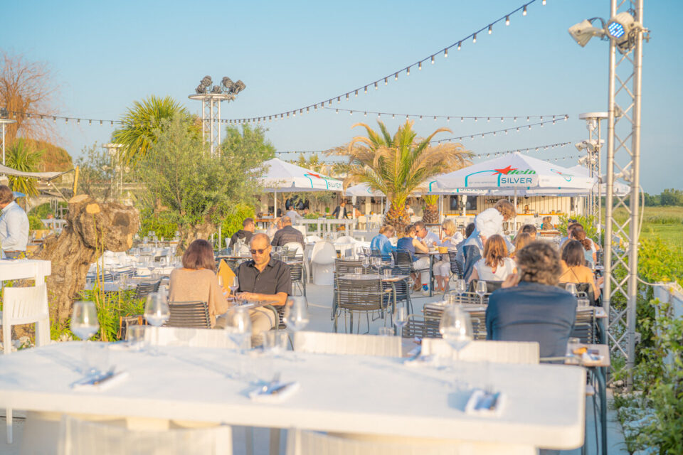 Le restaurant propose une cuisine méditérranéenne, des viandes grillées. Une cuisine avec des produits de proximité. 