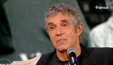Julien Clerc évoque le souvenir "terrible" qu'il garde après avoir appris la mort brutale de son frère Gérard Leclerc