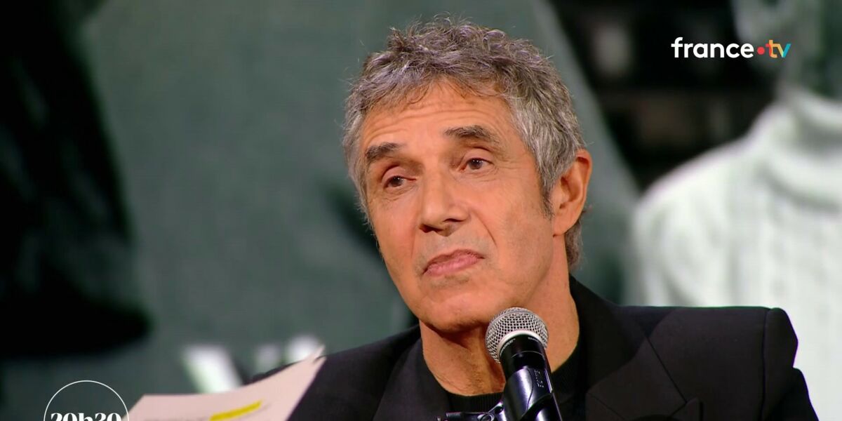 Julien Clerc évoque le souvenir "terrible" qu'il garde après avoir appris la mort brutale de son frère Gérard Leclerc