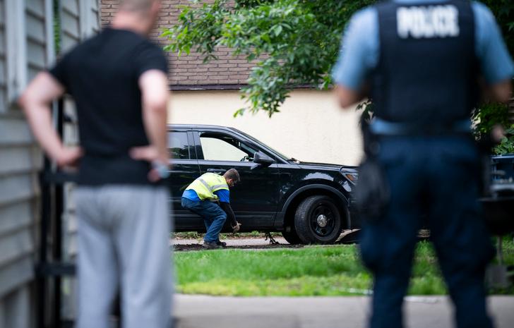La police inspecte un véhicule appartenant à Vance Boelter, le principal suspect du meurtre de Melissa Hortman à Minneapolis, dans le Minnesota, le 14 juin 2025.