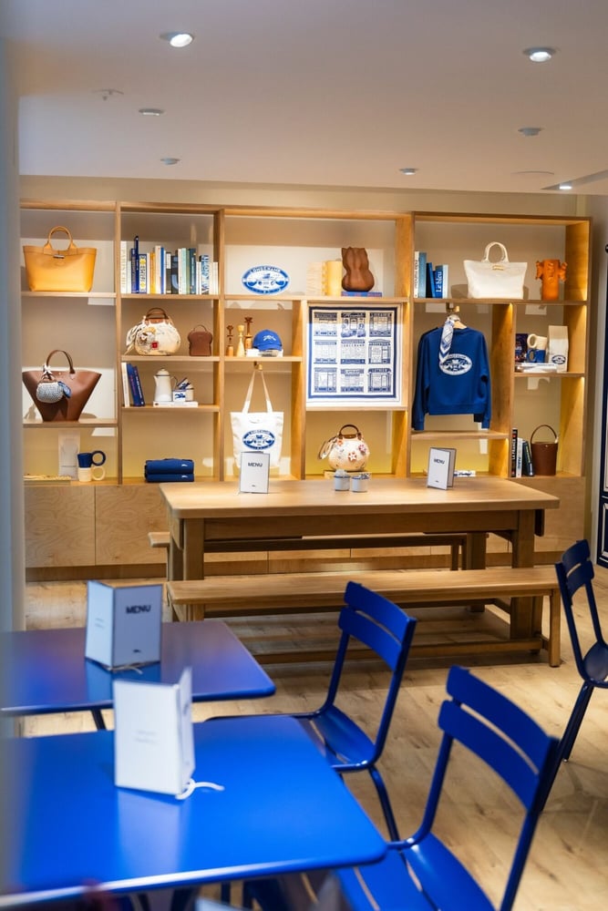 A l'inrérieyr du café Longchamp