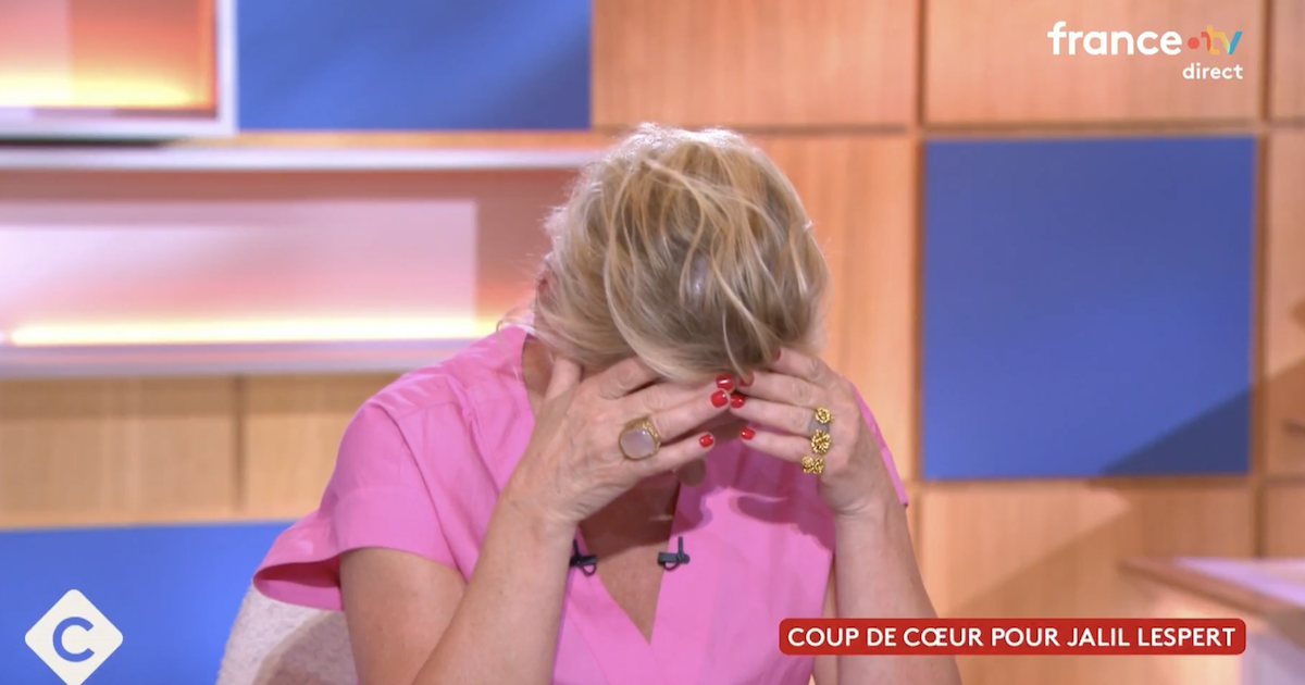 "Vous savez qu'elle a un faible pour vous ?" : Anne-Elisabeth Lemoine sous le charme d'un invité de "C à vous", Mohamed Bouhafsi balance une archive qui fait "rougir" la star de France 5