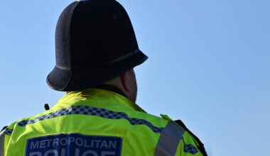 deux policiers londoniens licenciés pour avoir fouillé à nu une adolescente