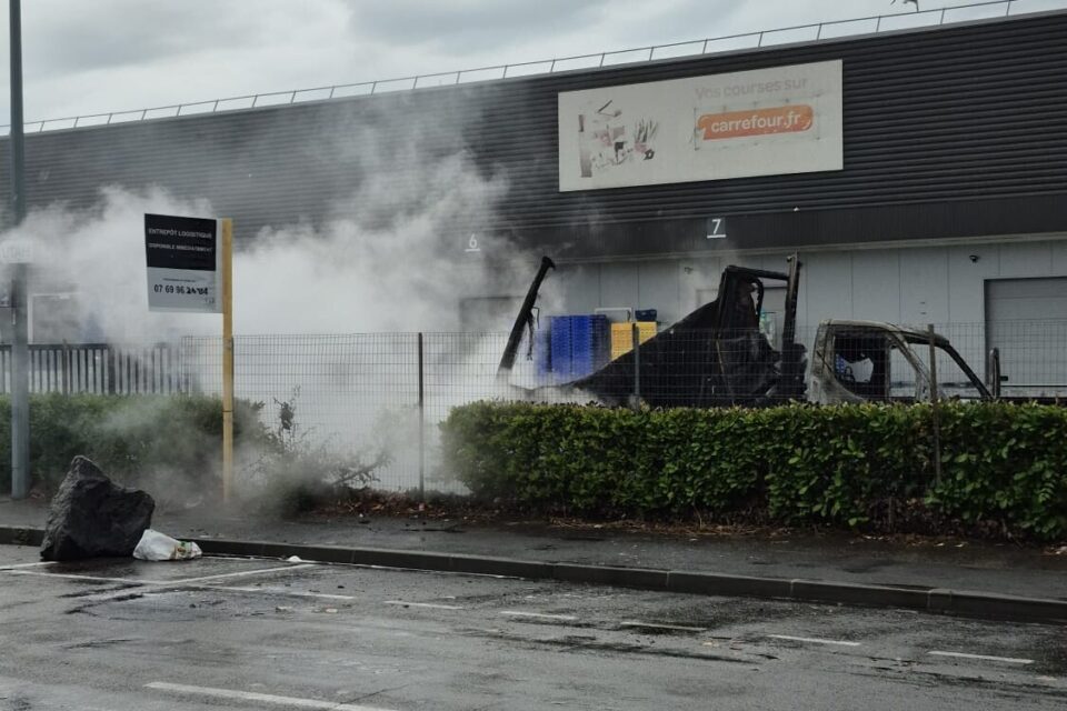 Un camion frigorifique a pris feu à Vénissieux.