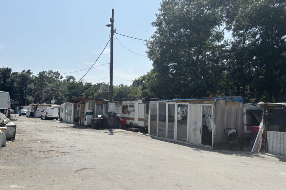 Dans ce camp, les habitants vivent dans des abris de fortune. Ils souhaitent obtenir des logements 
