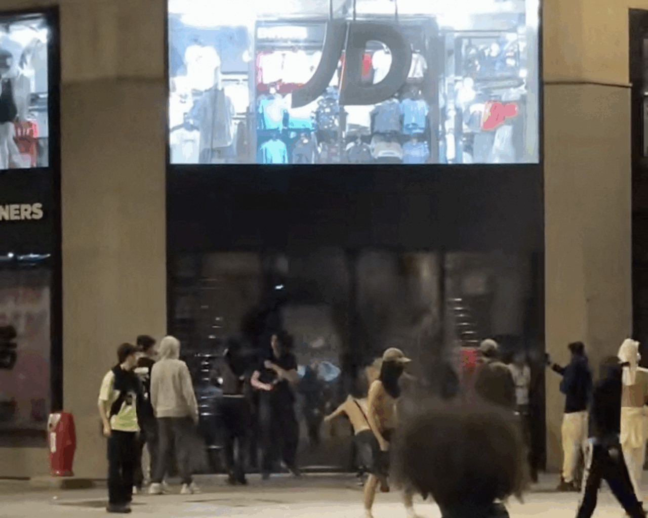 la fête tourne à l'émeute à Lyon, des magasins attaqués et des dégâts