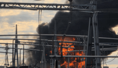 Gros incendie en cours d'un transformateur électrique près de Lyon, le panache de fumée visible