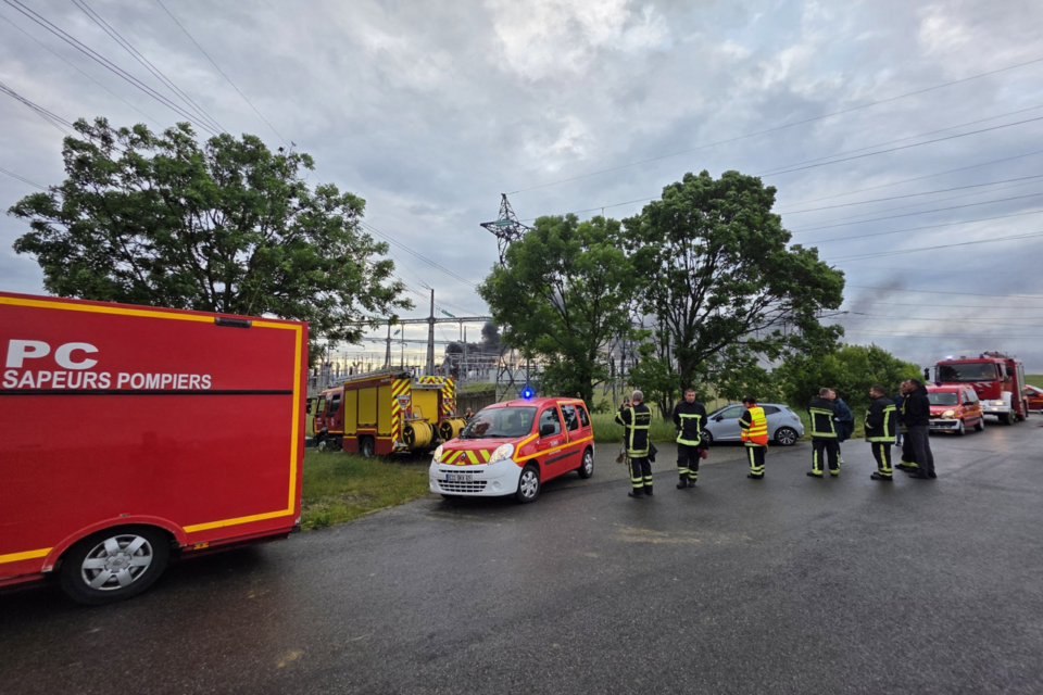 Les pompiers sur les lieux de l'incendie.