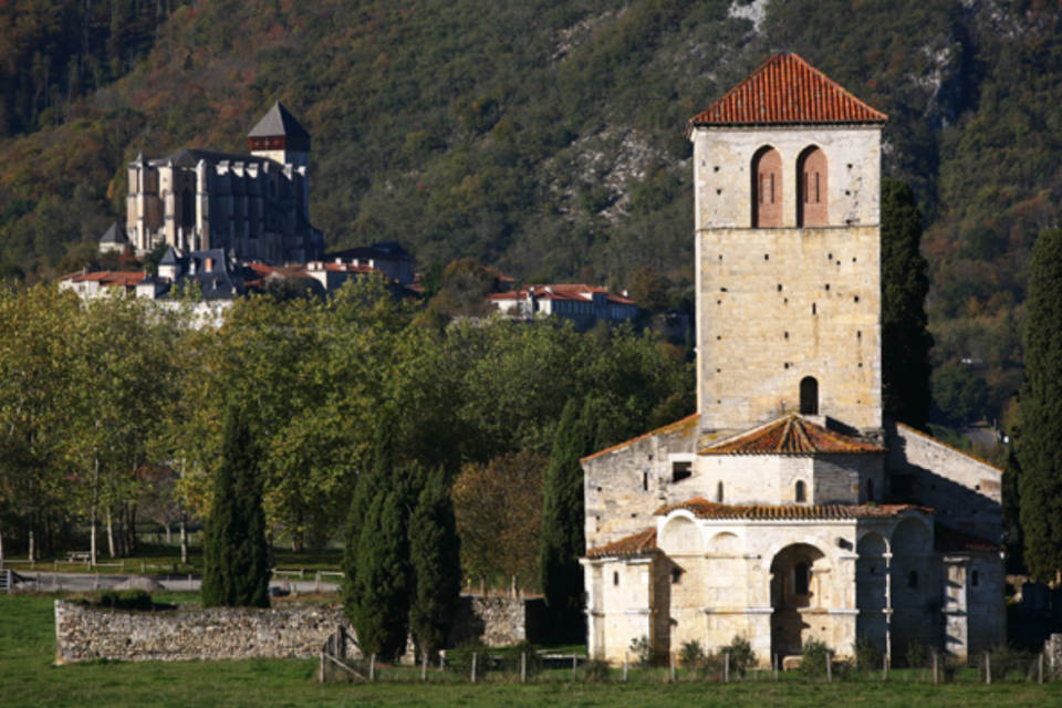 Saint-Bertrand-de-Comminges et sa magnifique cathédrale en fond de l'image