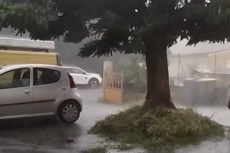 Un orage violent avec des vents touche Francheville dans le Rhône.