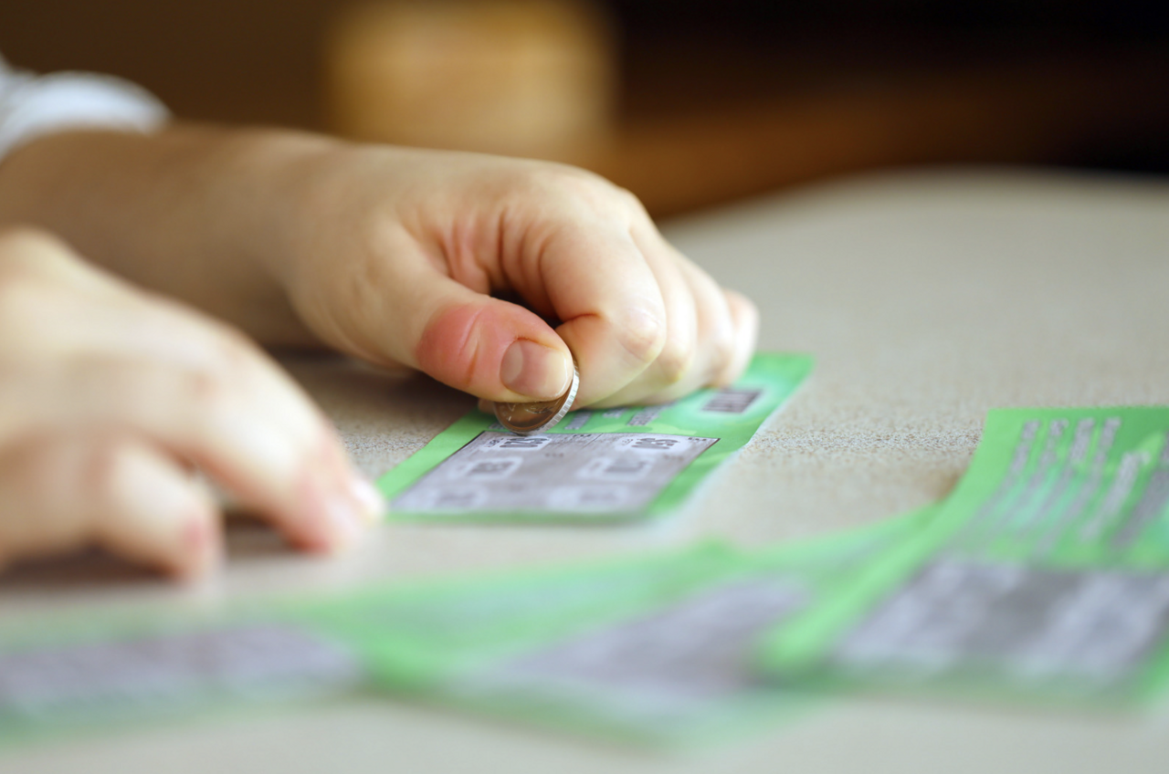 pour quelques jeux à gratter volés, elle provoque une série d’accidents