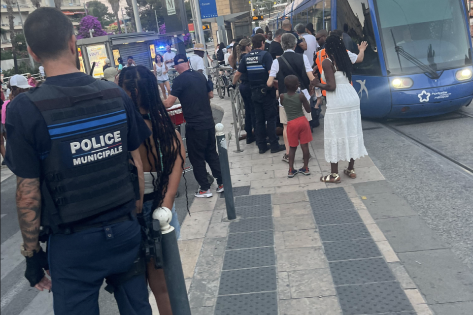 Des agents de la police métropolitaine des transports interviennent après une rixe au niveau de la station Corum.