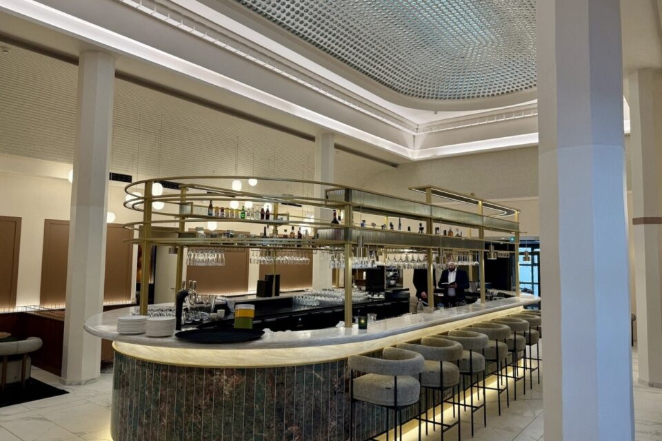 Le bar de l'hôtel repose sous l'impressionnante verrière ovale.