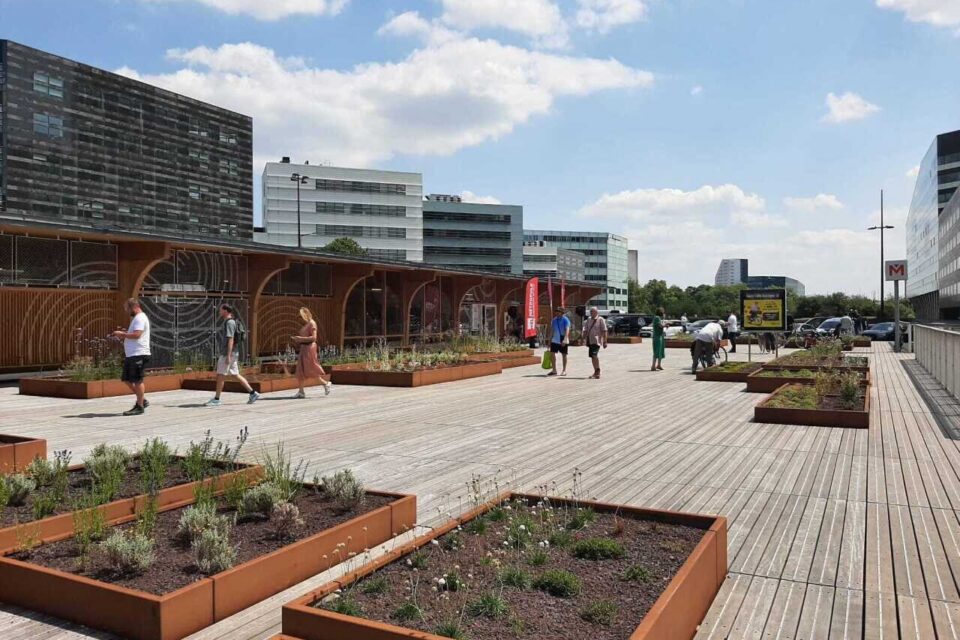 La place Valladolid de Lille (Nord), qui accueille la vaste vélostation, n'a plus rien à voir avec ce qu'elle était encore au printemps 2024.