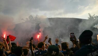 Des supporters du Paris Saint-Germain se rassemblent devant le Parc des Princes à Paris avant la finale de la Ligue des Champions entre le PSG et l