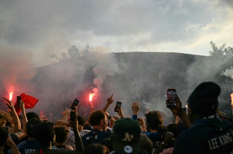 Des supporters du Paris Saint-Germain se rassemblent devant le Parc des Princes à Paris avant la finale de la Ligue des Champions entre le PSG et l