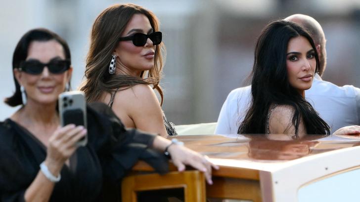 Kris Jenner (à gauche), Khloe Kardashian (au centre) et Kim Kardashian sur un bateau-taxi avant le mariage du fondateur d’Amazon, Jeff Bezos, avec Lauren Sanchez à Venise, le 26 juin 2026. 
