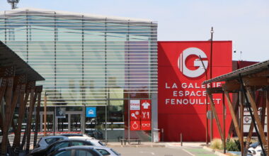 Près de Toulouse. De grandes marques de vêtement sont totalement bradées dans ce centre commercial