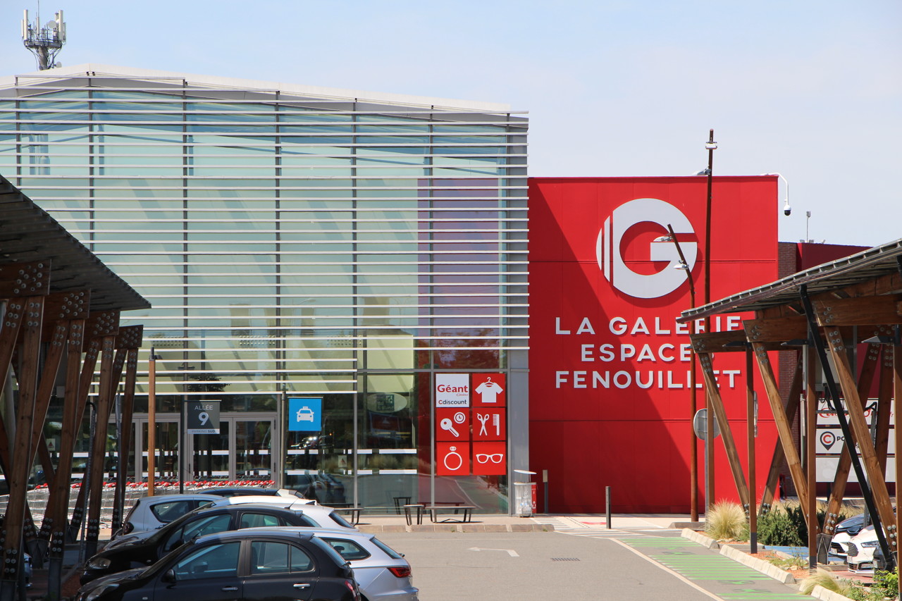 Près de Toulouse. De grandes marques de vêtement sont totalement bradées dans ce centre commercial