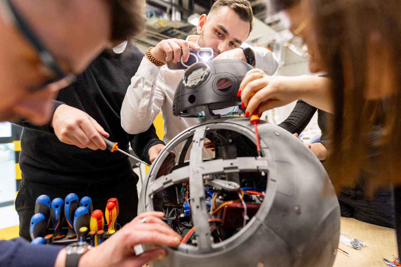 À Rouen, des étudiants reproduisent un célèbre robot de Star Wars à taille réelle