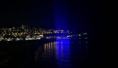 C'est quoi cette spectaculaire lumière bleue qui clignote la nuit au port de Nice ?