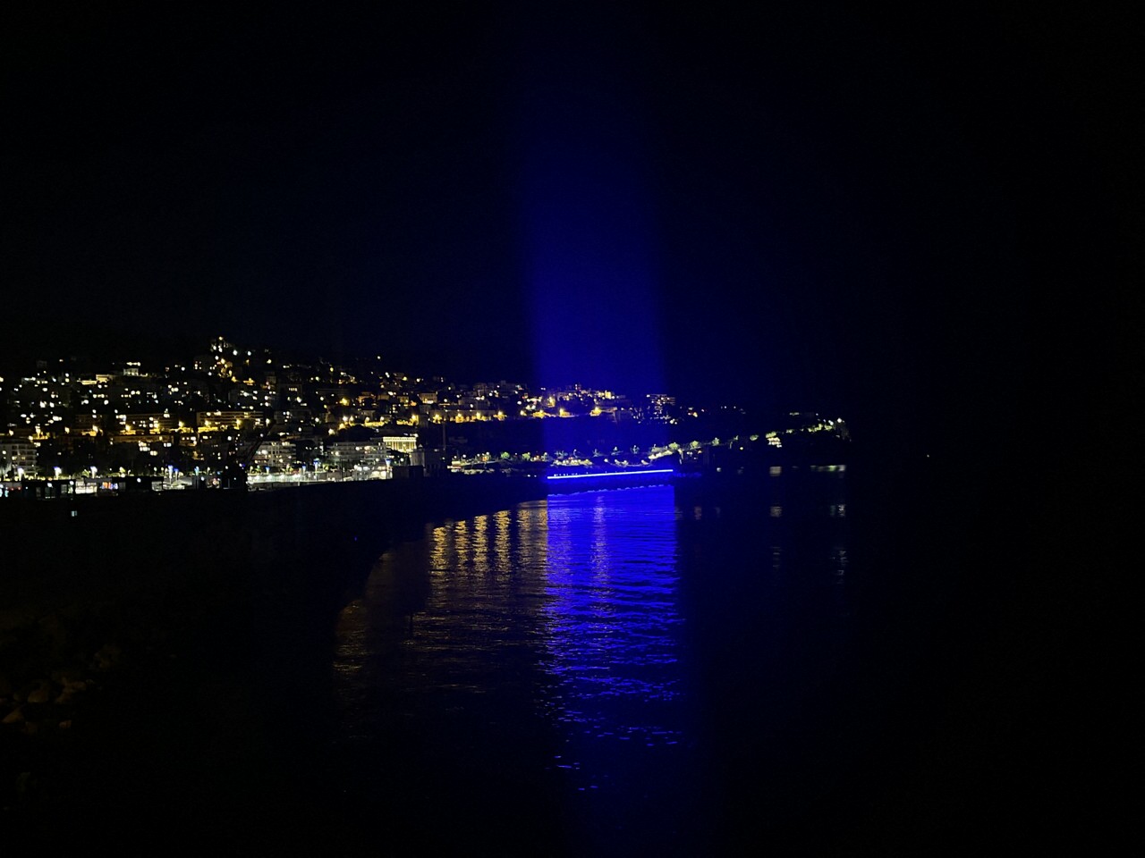 C'est quoi cette spectaculaire lumière bleue qui clignote la nuit au port de Nice ?
