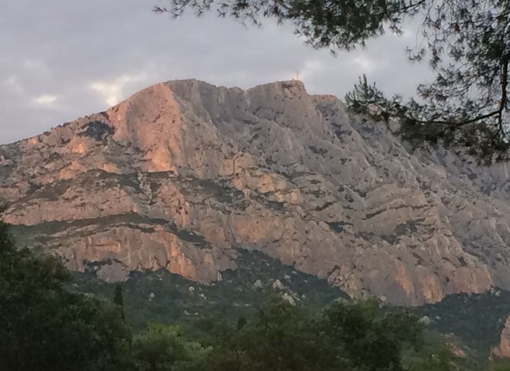 La montagne Sainte-Victoire vue de la route du Tholonet dans les Bouches-du-Rhône. (VALERIE GAGET / FRANCEINFO CULTURE)