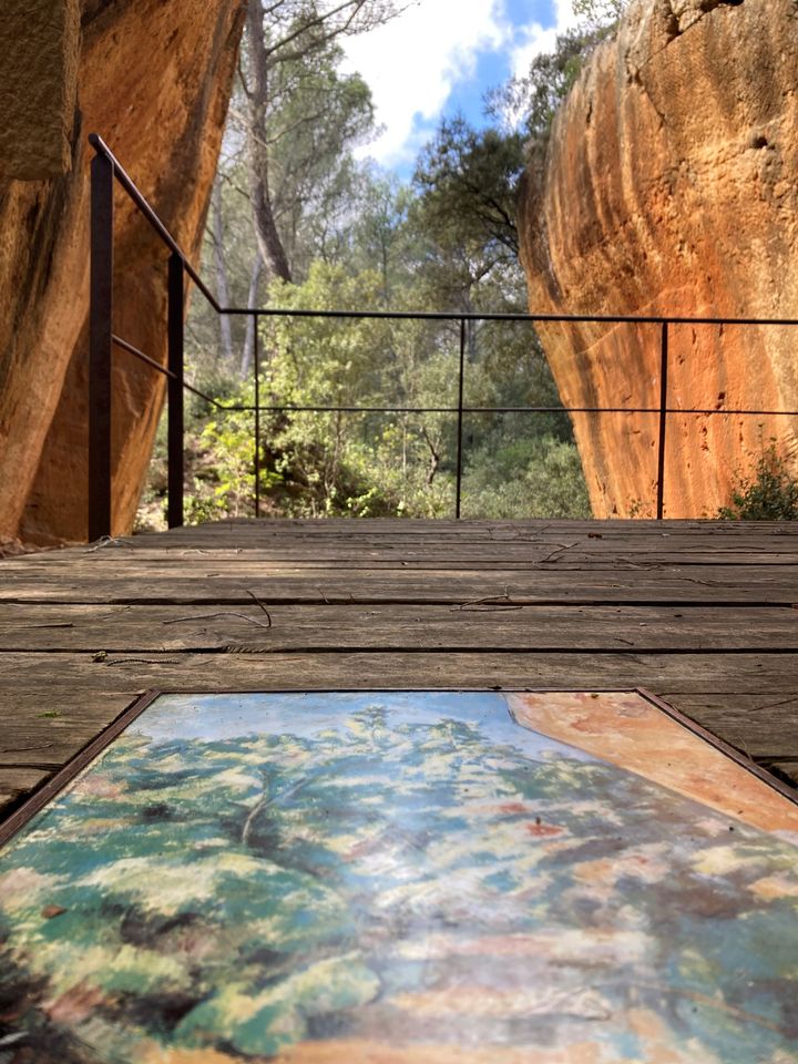 Reproduction d'un tableau de Paul Cezanne, à l'endroit même où il a été peint, sur le site des carrières de Bibémus, près d'Aix-en-Provence. (VALERIE GAGET / FRANCEINFO CULTURE)