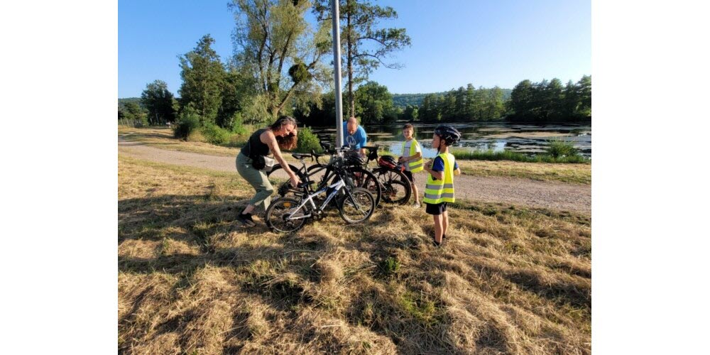 Chaligny  : un seul câble pour attacher tous les vélos avant d’aller juste à côté, en famille, à la fête de la musique.