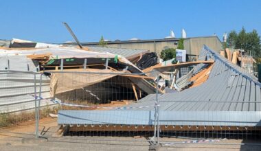 Pendant l'impressionnant orage à Bordeaux, les vents violents soufflent une partie de ce chantier