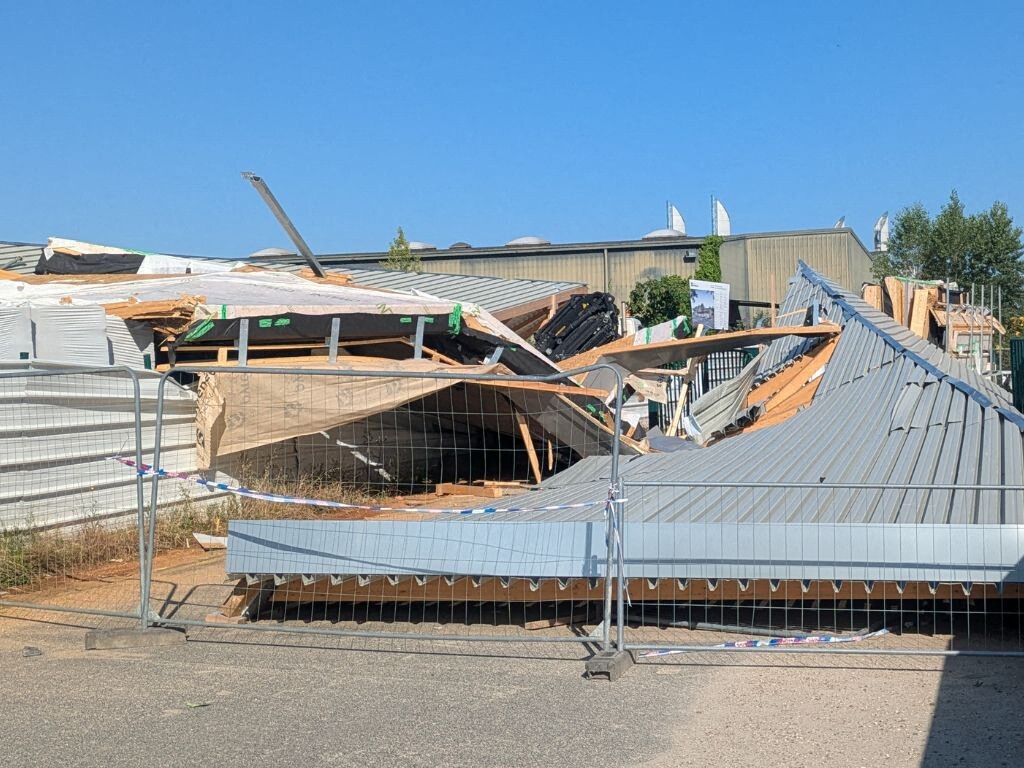 Pendant l'impressionnant orage à Bordeaux, les vents violents soufflent une partie de ce chantier