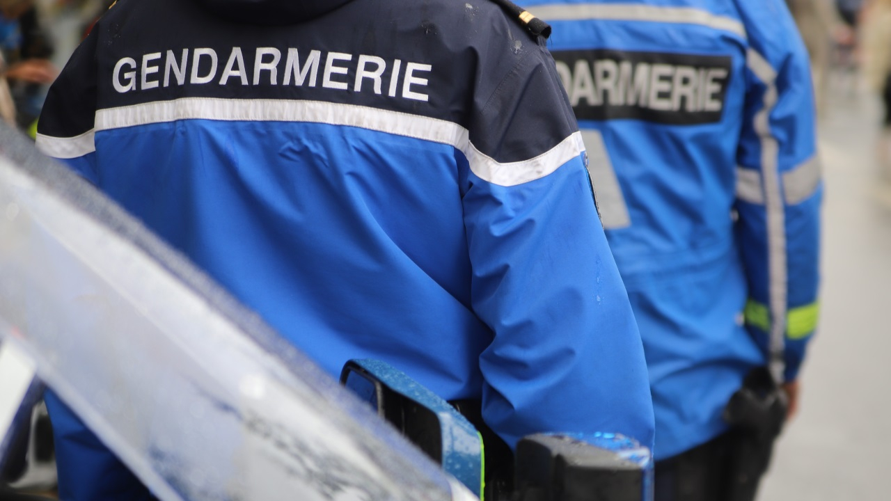 un détenu activement recherché après s'être évadé de prison