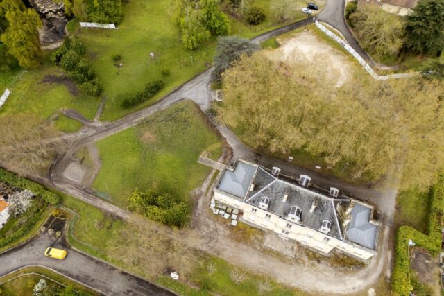 Le bâtiment est sur un terrain d’1,9 hectare. (© Agorastore)