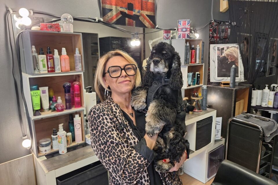 Christelle et son chien, devenu la mascotte du salon.