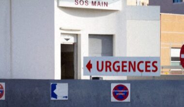il transporte aux urgences son ami avec un morceau de couteau dans une cuisse