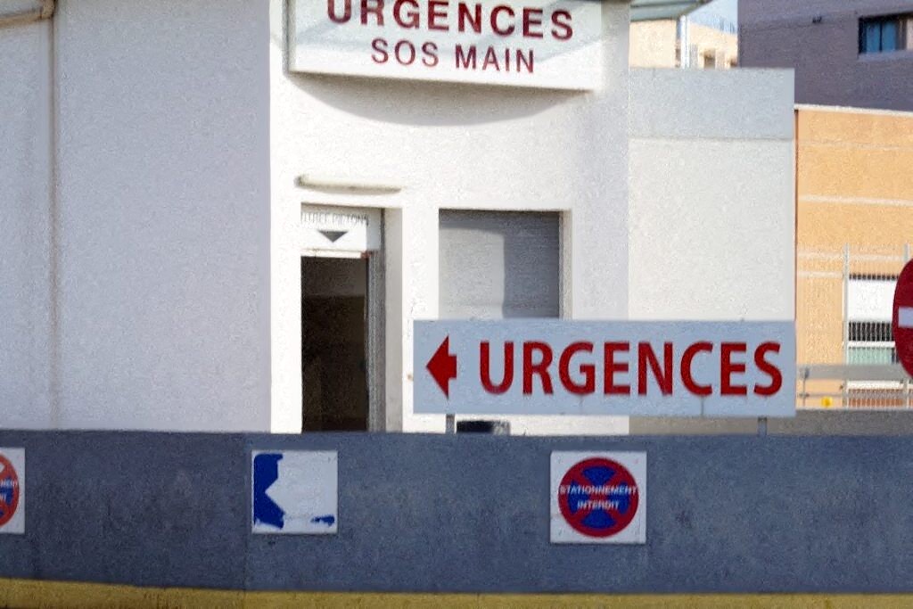 il transporte aux urgences son ami avec un morceau de couteau dans une cuisse