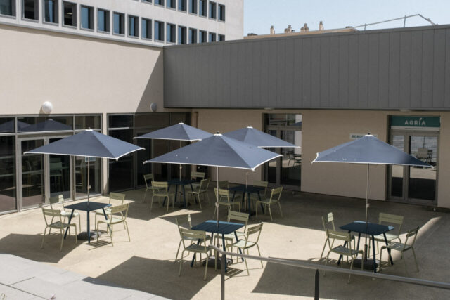 Des espaces à l’extérieur permettent aussi de manger sur le pouce ou de venir travailler. (© YR/76actu)