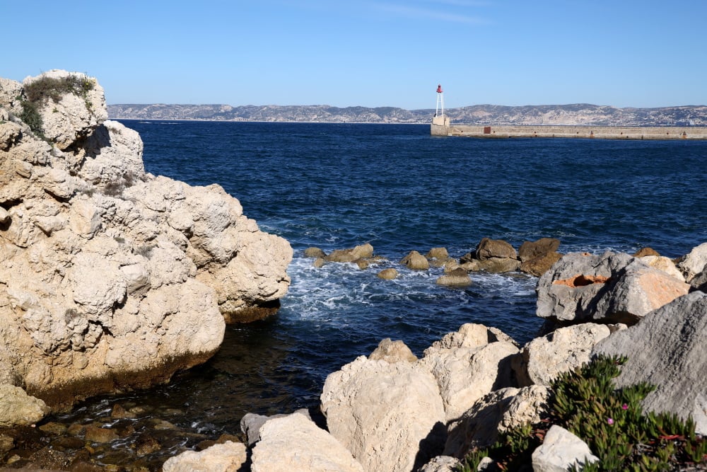 Un plongeur entre la vie et la mort à Marseille après un saut de 5 mètres aux Catalans