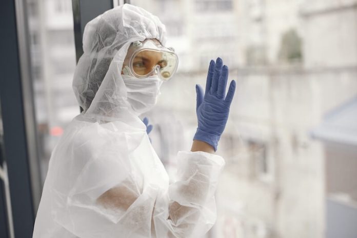 covid nouveau variant micron menace ete reprise epidemie inquietude ma sante Un soignant inquiet face à une possible reprise épidémique.