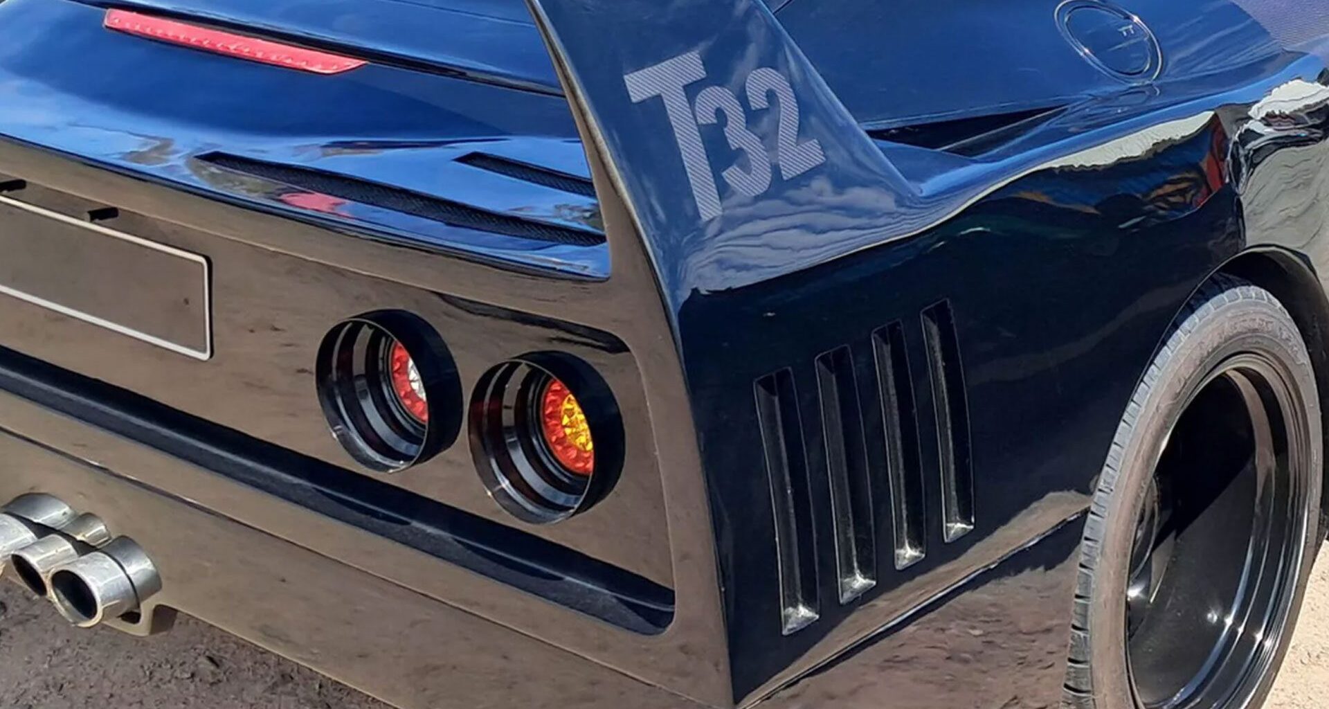 Un gros V6 turbo, un look de Ferrari F40, le tout à prix Dacia