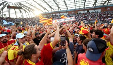 Les supporters de Perpignan célèbrent avec leurs joueurs leur maintien en Top 14 après leur victoire à Grenoble, le 14 juin 2025 (Alex MARTIN)