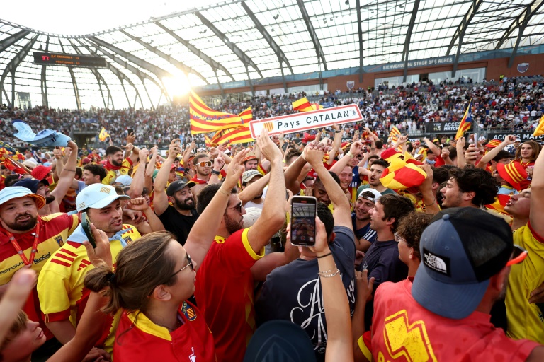 Les supporters de Perpignan célèbrent avec leurs joueurs leur maintien en Top 14 après leur victoire à Grenoble, le 14 juin 2025 (Alex MARTIN)