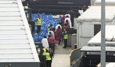 Au Royaume-Uni, une nouvelle arrivée massive de migrants accentue la pression sur le gouvernement - Yahoo Actualités
