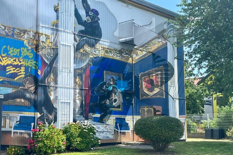 L'artiste originaire de Roubaix (Nord) Salgos a graffé la façade de l'hôtel. Le rendu est impressionnant, et change en fonction des points de vue.