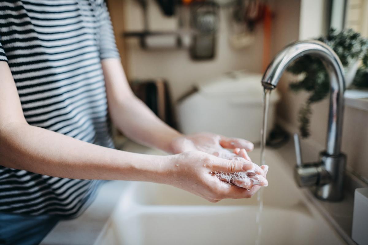 Elle meurt d'une infection par une amibe mangeuse de cerveau après s'être lavé le nez avec de l'eau du robinet
