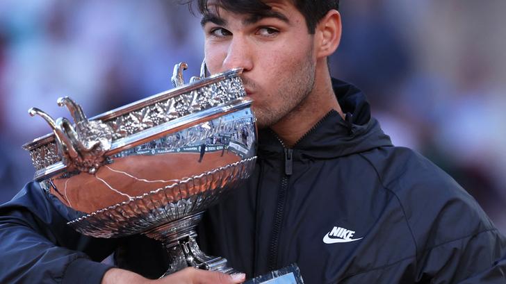 L’an dernier, l’Espagnol Carlos Alcaraz et la Polonaise Iga Swiatek avaient respectivement empoché 2,4 millions d’euros pour leur victoire finale à Roland Garros.
