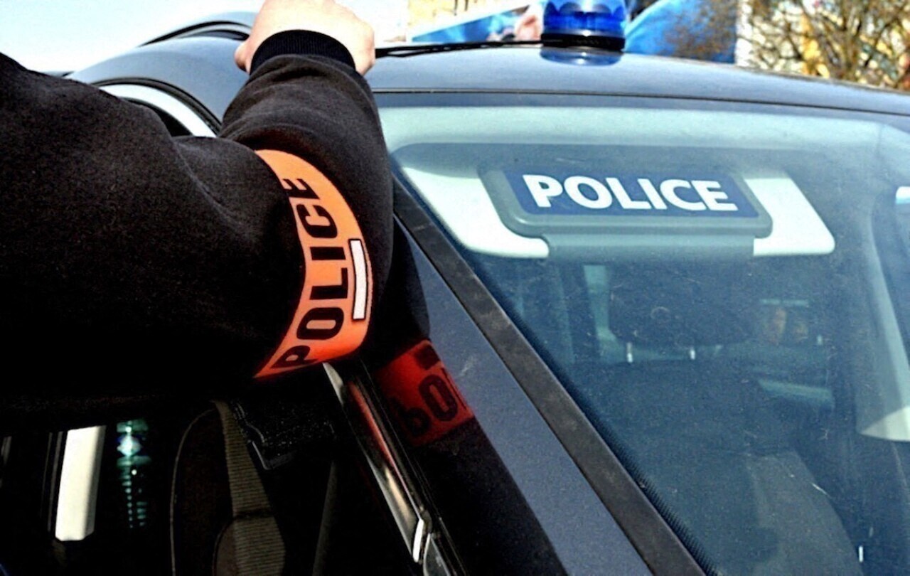 poursuivi par la police, un voleur se blesse gravement en chutant de quatre étages